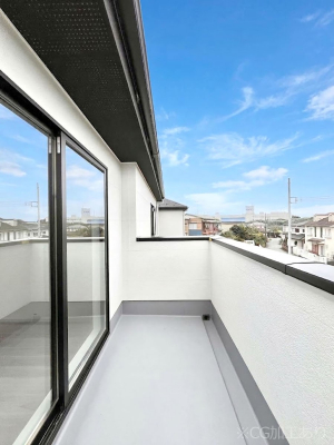 �o���R�j�[�@������1�������`Balcony�`�@�傫�ȋ�Ɉ͂܂ꂽ�C�����̂����ƁB�o���R�j�[��`�������ň��|�I�ȊJ�����ɕ�܂�܂��B�o���R�j�[�͗z���������݂��z�c����󕨂��C�����悭�������Ƃ��ł��܂��B