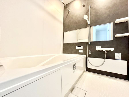 �����@������1�������`Bath Room�`�@����L�΂��ē������邱�Ƃ��\�I����̔�������M�d�ȃo�X�^�C���ł��B���q�l�Ƃ��ꏏ�ł��\���ȍL���Ȃ̂ŁA���r���O�Ƃ͈�����Ƒ��c�R�̂ЂƎ������y���݂��������܂��B