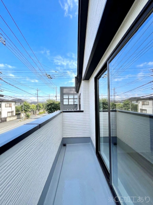�o���R�j�[�@������1�������`Balcony�`�@�傫�ȋ�Ɉ͂܂ꂽ�C�����̂����ƁB�o���R�j�[��`�������ň��|�I�ȊJ�����ɕ�܂�܂��B�o���R�j�[�͗z���������݂��z�c����󕨂��C�����悭�������Ƃ��ł��܂��B