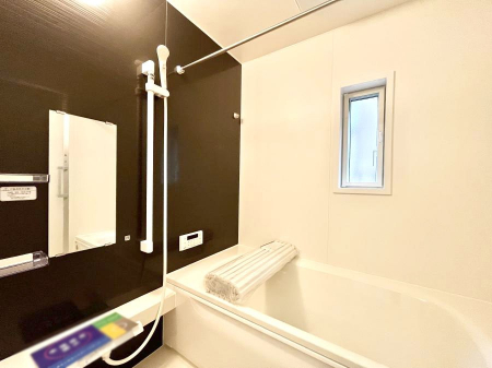 �����@�����`Bath Room�`�@�������������͋C�̗����Ŗ����Ɍ����ă��t���b�V���B���������@�\���t���Ă���̂ŗׂ̐���@�u����Ő􂢏オ�������󕨂��A�J�̓����V�C���C�ɂ������������邱�Ƃ��\�ł��B