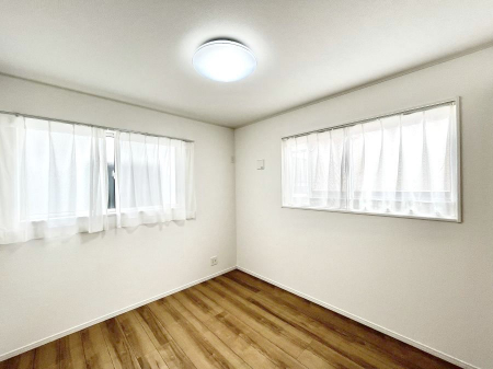 �q�������@�����`Bed Room�`�@�q�������͂��q�l�ɂƂ��đ�Ϗd�Ȗ���������܂��B�q����l�ŉ߂�����Ԃ�^���邱�ƂŁA�h���׋����Ԃ����R�Ƒ����܂����畔���̕Еt����|���Ȃǂ��������ƂɌq����܂��B