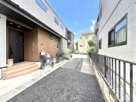 ���n�O�ώʐ^�@�O�ρ`Exterior�`�@�O�ʓ��H�F �� 4m �����@�O�ʓ��H�͊ՐÂȏZ��n���͂���Ԓʂ�̏��Ȃ����H�B���Ԃ̏o��������炭�炭�ł��I���s���_�E���n���w�̂���]�́A���C�y�ɂ��₢���킹���������I  