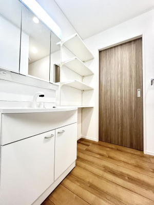 ���ʑ�E���ʏ��@�����`Dressing Room�`�@�\���ȑ傫���̐��ʑ�͎��[�����鎖�Ȃ���A�g�����Ȃ݃`�F�b�N�⎕�����ȂǁA���̍Q�����������Ԃł��z�e�����C�N�ȃX�y�[�X�ŗ]�T�Ƃ�Ƃ�������Ē����܂��B�@