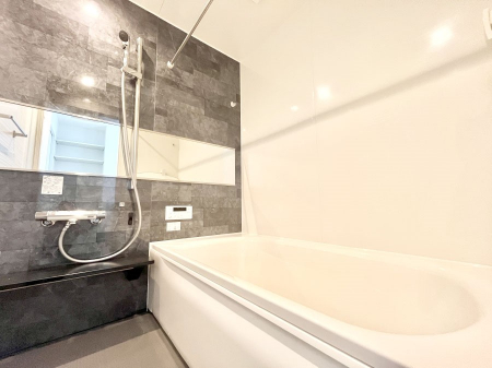 �����@�������P�������`Bath Room�`�@����L�΂��ē������邱�Ƃ��\�I����̔�������M�d�ȃo�X�^�C���ł��B���q�l�Ƃ��ꏏ�ł��\���ȍL���Ȃ̂ŁA���r���O�Ƃ͈�����Ƒ��c�R�̂ЂƎ������y���݂��������܂��B