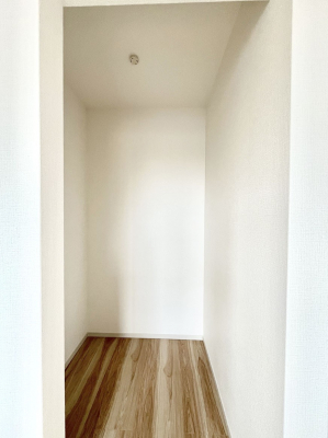 ���̑��@�������P�������`Walk-in Closet�`�@��������̗m���������Ă��V���ɂȂ�ɂ����E�H�[�N�C���N���[�[�b�g�B�m���ȊO�ɂ��A���i�g��Ȃ��Ɠd��X�[�c�P�[�X�A�X�g�b�N�i�Ȃǉ��ł��Еt����������Ԃł��B
