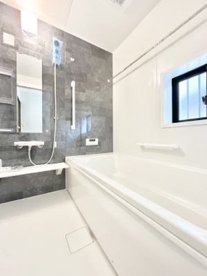 �����@�����`Bath Room�`�@�������������͋C�̗����Ŗ����Ɍ����ă��t���b�V���B���������@�\���t���Ă���̂ŗׂ̐���@�u����Ő􂢏オ�������󕨂��A�J�̓����V�C���C�ɂ������������邱�Ƃ��\�ł��B
