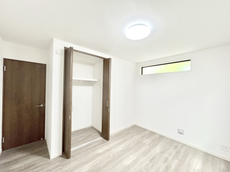 �q�������@�����`Bed Room�`�@�q�������͂��q�l�ɂƂ��đ�Ϗd�Ȗ���������܂��B�q����l�ŉ߂�����Ԃ�^���邱�ƂŁA�h���׋����Ԃ����R�Ƒ����܂����畔���̕Еt����|���Ȃǂ��������ƂɌq����܂��B