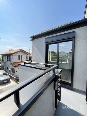 �o���R�j�[�@�����`Balcony�`�@�傫�ȋ�Ɉ͂܂ꂽ�C�����̂����ƁB�o���R�j�[��`�������ň��|�I�ȊJ�����ɕ�܂�܂��B�o���R�j�[�͗z���������݂��z�c����󕨂��C�����悭�������Ƃ��ł��܂��B