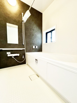 �����@�����`Bath Room�`�@�������������͋C�̗����Ŗ����Ɍ����ă��t���b�V���B���������@�\���t���Ă���̂ŗׂ̐���@�u����Ő􂢏オ�������󕨂��A�J�̓����V�C���C�ɂ������������邱�Ƃ��\�ł��B�@