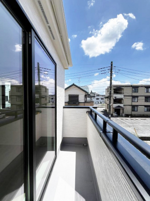 �o���R�j�[�@�����`Balcony�`�@�傫�ȋ�Ɉ͂܂ꂽ�C�����̂����ƁB�o���R�j�[��`�������ň��|�I�ȊJ�����ɕ�܂�܂��B�o���R�j�[�͗z���������݂��z�c����󕨂��C�����悭�������Ƃ��ł��܂��B