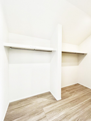 ���̑��@�����`Walk-in Closet�`�@�K�v�Ȃ��̂�R�[�f�B�l�[�g���ꗗ���Ċm�F�ł��A�g�x�x�⏀�����Z���ԂōςރE�H�[�N�C���N���[�[�b�g��ݒu���܂����B�Ƃ̒�����������Ƃ�����֗��Ȏ��[�X�y�[�X�ł��B