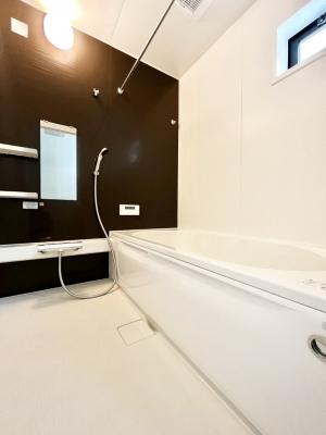 �����@�����`Bath Room�`�@�������Ƒ���L�΂��ē������邱�Ƃ��\�I����̔�������M�d�ȃo�X�^�C���ł��B���q�l�Ƃ��ꏏ�ł��\���ȍL���Ȃ̂ŁA���r���O�Ƃ͈�����Ƒ��c�R�̂ЂƎ������y���݂��������܂��B