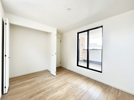 �q�������@�����`Bed Room�`�@�q�������͂��q�l�ɂƂ��đ�Ϗd�Ȗ���������܂��B�q����l�ŉ߂�����Ԃ�^���邱�ƂŁA�h���׋����Ԃ����R�Ƒ����܂����畔���̕Еt����|���Ȃǂ��������ƂɌq����܂��B