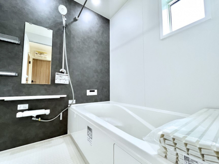 �����@�����`Bath Room�`�@�������������͋C�̗����Ŗ����Ɍ����ă��t���b�V���B���������@�\���t���Ă���̂ŗׂ̐���@�u����Ő􂢏オ�������󕨂��A�J�̓����V�C���C�ɂ������������邱�Ƃ��\�ł��B