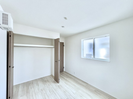 �q�������@�����`Bed Room�`�@�q�������͂��q�l�ɂƂ��đ�Ϗd�Ȗ���������܂��B�q����l�ŉ߂�����Ԃ�^���邱�ƂŁA�h���׋����Ԃ����R�Ƒ����܂����畔���̕Еt����|���Ȃǂ��������ƂɌq����܂��B