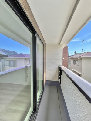 �o���R�j�[�@�����`Balcony�`�@������̃o���R�j�[�̑O�ɂ͉_�ȊO�ɑ��z���Ղ���̂�����܂���B�����󕨂������₷���A����薾�邭�C�����̂������������Ă��܂��B�g���₷���J���I�ȃo���R�j�[�ł���
