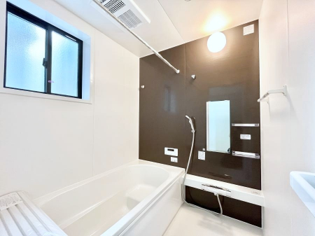 �����@�������R�������`Bath Room�`�@���t���̃o�X���[���́A�̌������薾�邭�C�����̗ǂ���Ԃł��B�������邱�ƂŁA���C�����ǍD�B������芰����o�X���[���ŁA�����̃o�X�^�C�����y���݂ɂȂ肻���ł��B