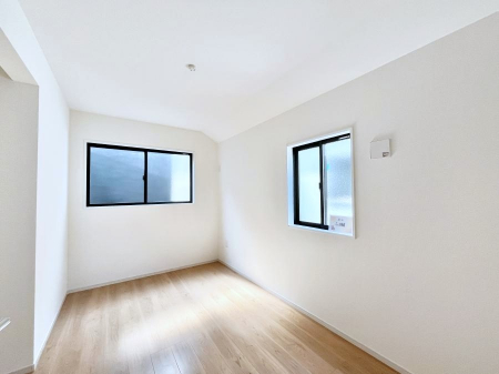 �q�������@�������R�������`Bed Room�`�@2�ʍ̌����m�ۂ������邢�����́A���ʂ����ǂ��A��ϋ��S�n�̗ǂ���ԂƂȂ��Ă���܂��B�u�₩�ȕ��������ċN���钩�́A���K�����̎n�܂�ɁI�������肪�ǂ��Z�܂���