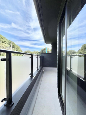 �o���R�j�[�@�������R�������`Balcony�`�@�傫�ȋ�Ɉ͂܂ꂽ�C�����̂����ƁB�o���R�j�[��`�������ň��|�I�ȊJ�����ɕ�܂�܂��B�o���R�j�[�͗z���������݂��z�c����󕨂��C�����悭�������Ƃ��ł��܂��B