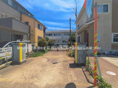 ���ӊ��@���w�Z 1300m ���P�J�s���������w�Z(�`Exterior�`�@ �� 4m �����@�G�߂̕ω��������Ȃ���q��Ă��ł���A���R�Ɉ͂܂ꂽ�Z��n�ł��� �̂т̂тƉ߂���������A���Ƒ��̕�炵�����L���ɂ��Ă���܂��B)