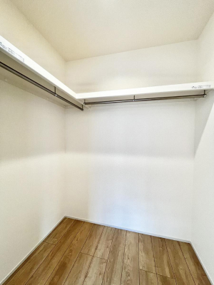 ���̑��@�����`Walk-in Closet�`�@�K�v�Ȃ��̂�R�[�f�B�l�[�g���ꗗ���Ċm�F�ł��A�g�x�x�⏀�����Z���ԂōςރE�H�[�N�C���N���[�[�b�g��ݒu���܂����B�Ƃ̒�����������Ƃ�����֗��Ȏ��[�X�y�[�X�ł��B