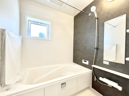 �����@�����`Bath Room�`�@�������������͋C�̗����Ŗ����Ɍ����ă��t���b�V���B���������@�\���t���Ă���̂ŗׂ̐���@�u����Ő􂢏オ�������󕨂��A�J�̓����V�C���C�ɂ������������邱�Ƃ��\�ł��B