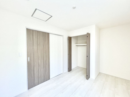 �Q���@�����`Bed Room�`  �S�����ɂ͎��[�N���[�[�b�g�������I���i�g���̂��m���⏬���͂������A�G�ߕ��̂��m���Ȃǂ���������Ɛ������ڂ����܂������܂��B  ������Ԃ��L���g�p�ł��܂��ˁB