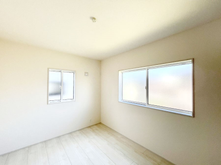 �q�������@�����`Bed Room�`�@2�ʍ̌����m�ۂ������邢�����́A���ʂ����ǂ��A��ϋ��S�n�̗ǂ���ԂƂȂ��Ă���܂��B�u�₩�ȕ��������ċN���钩�́A���K�����̎n�܂�ɁI���������ʕ����ƂĂ��ǂ��Z�܂���