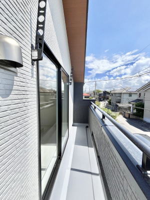 �o���R�j�[�@�����`Balcony�`�@�傫�ȋ�Ɉ͂܂ꂽ�C�����̂����ƁB�o���R�j�[��`�������ň��|�I�ȊJ�����ɕ�܂�܂��B�o���R�j�[�͗z���������݂��z�c����󕨂��C�����悭�������Ƃ��ł��܂��B
