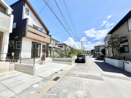 ���n�O�ώʐ^�@�O�ρ`Exterior�`�@�O�ʓ��H�F�쓌 6m �����@�O�ʓ��H�͊ՐÂȏZ��n���͂���Ԓʂ�̏��Ȃ����H�B���Ԃ̏o��������炭�炭�ł��I���s���_�E���n���w�̂���]�́A���C�y�ɂ��₢���킹���������I
