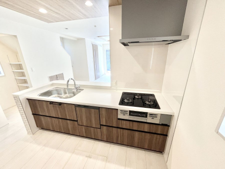 �L�b�`���@�����`Kitchen�`�@��b���e�ރ��r���O�A�������������Ȃ�L�b�`���B�Ƃ́A�������������ł͂Ȃ��A��炵��������A���K�ɂ���ꏊ�B�Ί�̖����A���炬�̓��X�̂��߂ɁA�ŐV�̐ݔ��E�d�l���̗p�B