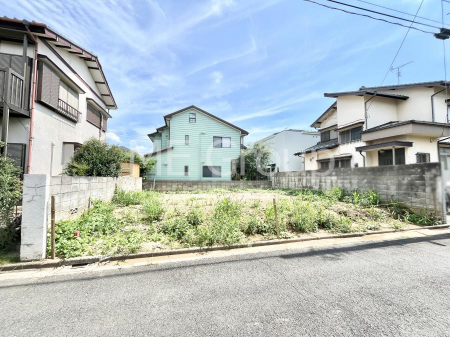 ���n�O�ώʐ^�@�O�ρ`Exterior�`  �ՐÂȏZ��n�Ŏq��ĉƑ��Ƀs�b�^���B  �����̂��U�������K�ȗ΂Ɍb�܂ꂽ�G���A�ŁA���R�ɕ�܂ꂽ���₩�ȕ�炵���������邽�߂́A��Ƃ肠��Z���������Ă��܂��B