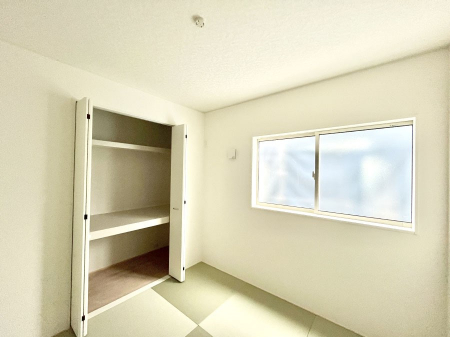 ���̑����ρ@�������Q�������`Japanese Room�`�@LDK�אڂ̘a���́A�A�C���������Ȃǉ��l�̉Ǝ��X�y�[�X�Ƃ��āA�܂������Ȃ��q�l�̂��邲�ƒ�ł͂����Q�₨�ނւ��̏�Ƃ��Ă����p���������܂��B