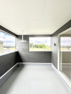 �o���R�j�[�@�������Q�������`Balcony�`�@�C���i�[�o���R�j�[�͐��󕨂������X�y�[�X�Ƃ��ċ}�ȉJ�Ő��󕨂��G��Ă��܂��̂�h���ł���܂����`�F�A�ł��낢����A�Ăɂ͎�����C�ɂ����r�j�[���v�[�����y���߂܂��ˁ�