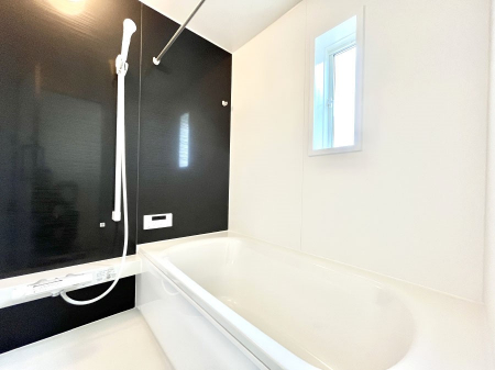 �����@�������R�������`Bath Room�`�@���t���̃o�X���[���́A�̌������薾�邭�C�����̗ǂ���Ԃł��B�������邱�ƂŁA���C�����ǍD�B������芰����o�X���[���ŁA�����̃o�X�^�C�����y���݂ɂȂ肻���ł��B