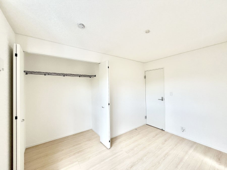 �Q���@�������R�������`Bed Room�`  �S�����ɂ͎��[�N���[�[�b�g�������I���i�g���̂��m���⏬���͂������A�G�ߕ��̂��m���Ȃǂ���������Ɛ������ڂ����܂������܂��B  ������Ԃ��L���g�p�ł��܂��ˁB