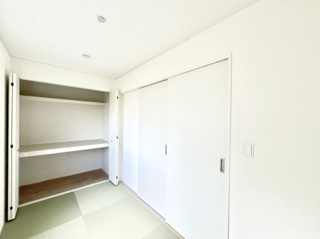 ���̑����ρ@�������R�������`Japanese Room�`�@LDK�אڂ̘a���́A�A�C���������Ȃǉ��l�̉Ǝ��X�y�[�X�Ƃ��āA�܂������Ȃ��q�l�̂��邲�ƒ�ł͂����Q�₨�ނւ��̏�Ƃ��Ă����p���������܂��B