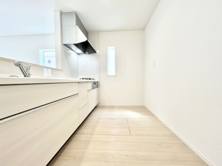 �L�b�`���@�������R�������`Kitchen�`�@���R�������鑋�̂���L�b�`���������g���ꏊ�����炱���A�g��������l�����܂����B�������Ƃ����L�b�`���R�[�i�[�͎����L���Ȏd�オ��ƂȂ��Ă���܂��B