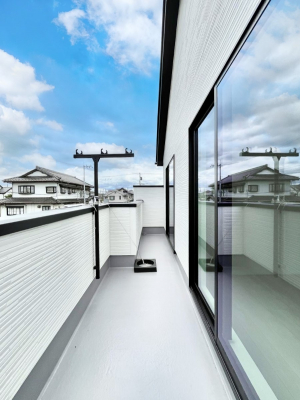 �o���R�j�[�@������1�������`Balcony�`�@������̃o���R�j�[�̑O�ɂ͉_�ȊO�ɑ��z���Ղ���̂�����܂���B�����󕨂������₷���A����薾�邭�C�����̂������������Ă��܂��B�Ƒ��S�����̐��󕨂���C�Ɋ����܂��B