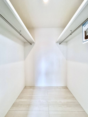���̑��@������1�������`Walk-in Closet�`�@��������̗m���������Ă��V���ɂȂ�ɂ����E�H�[�N�C���N���[�[�b�g�B�m���ȊO�ɂ��A���i�g��Ȃ��Ɠd��X�[�c�P�[�X�A�X�g�b�N�i�Ȃǉ��ł��Еt����������Ԃł��B