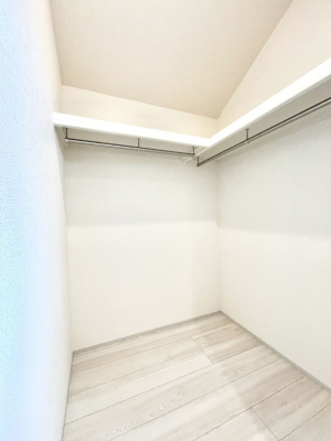 ���̑��@�����`Walk-in Closet�`�@�K�v�Ȃ��̂�R�[�f�B�l�[�g���ꗗ���Ċm�F�ł��A�g�x�x�⏀�����Z���ԂōςރE�H�[�N�C���N���[�[�b�g��ݒu���܂����B�Ƃ̒�����������Ƃ�����֗��Ȏ��[�X�y�[�X�ł��B