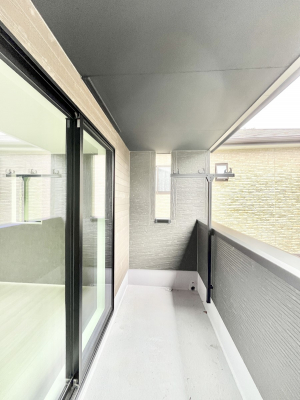�o���R�j�[�@�����`Balcony�`�@������̃o���R�j�[�̑O�ɂ͉_�ȊO�ɑ��z���Ղ���̂�����܂���B�����󕨂������₷���A����薾�邭�C�����̂������������Ă��܂��B�Ƒ��S�����̐��󕨂���C�Ɋ����܂��B