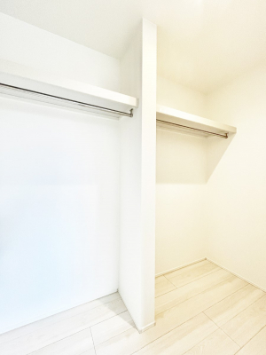 ���̑��@�����`Walk-in Closet�`�@�K�v�Ȃ��̂�R�[�f�B�l�[�g���ꗗ���Ċm�F�ł��A�g�x�x�⏀�����Z���ԂōςރE�H�[�N�C���N���[�[�b�g��ݒu���܂����B�Ƃ̒�����������Ƃ�����֗��Ȏ��[�X�y�[�X�ł��B