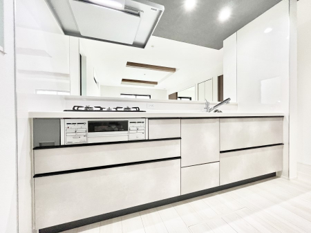 �L�b�`���@�����`Kitchen�`  ���r���O�����n����J�E���^�[�L�b�`���B���������Ȃ���Ƒ��ƃR�~���j�P�[�V�������Ƃ�邾���łȂ��A�傫�ȊJ���������邱�Ƃ��ł��܂��B���q�l�̐����������邱�Ƃ��ł��܂��ˁ@