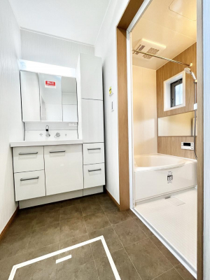 ���ʑ�E���ʏ��@�����`Dressing Room�`�@�\���ȑ傫���̐��ʑ�͎��[�����鎖�Ȃ���A�g�����Ȃ݃`�F�b�N�⎕�����ȂǁA���̍Q�����������Ԃł��z�e�����C�N�ȃX�y�[�X�ŗ]�T�Ƃ�Ƃ�������Ē����܂��B
