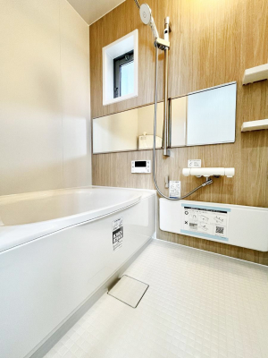 �����@�����`Bath Room�`�@���t���̃o�X���[���́A�̌������薾�邭�C�����̗ǂ���Ԃł��B�������邱�ƂŁA���C�����ǍD�B������芰����o�X���[���ŁA�����̃o�X�^�C�����y���݂ɂȂ肻���ł��B