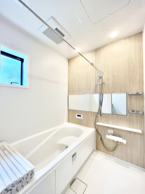 �����@�����`Bath Room�`�@���t���̃o�X���[���́A�̌������薾�邭�C�����̗ǂ���Ԃł��B�������邱�ƂŁA���C�����ǍD�B������芰����o�X���[���ŁA�����̃o�X�^�C�����y���݂ɂȂ肻���ł��B