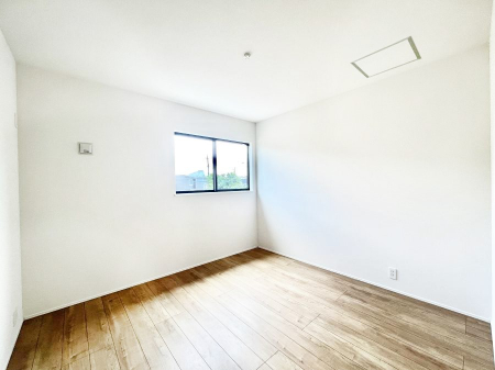 �q�������@�����`Bed Room�`�@�q�������͂��q�l�ɂƂ��đ�Ϗd�Ȗ���������܂��B�q����l�ŉ߂�����Ԃ�^���邱�ƂŁA�h���׋����Ԃ����R�Ƒ����܂����畔���̕Еt����|���Ȃǂ��������ƂɌq����܂��B
