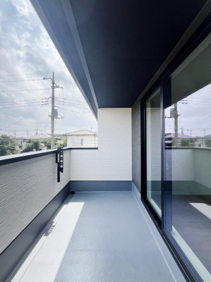 �o���R�j�[�@�����`Balcony�`�@�傫�ȋ�Ɉ͂܂ꂽ�C�����̂����ƁB�o���R�j�[��`�������ň��|�I�ȊJ�����ɕ�܂�܂��B�o���R�j�[�͗z���������݂��z�c����󕨂��C�����悭�������Ƃ��ł��܂��B