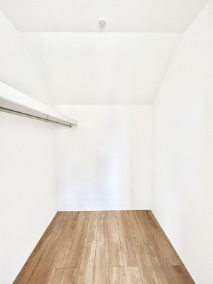���̑��@�����`Walk-in Closet�`�@�K�v�Ȃ��̂�R�[�f�B�l�[�g���ꗗ���Ċm�F�ł��A�g�x�x�⏀�����Z���ԂōςރE�H�[�N�C���N���[�[�b�g��ݒu���܂����B�Ƃ̒�����������Ƃ�����֗��Ȏ��[�X�y�[�X�ł��B